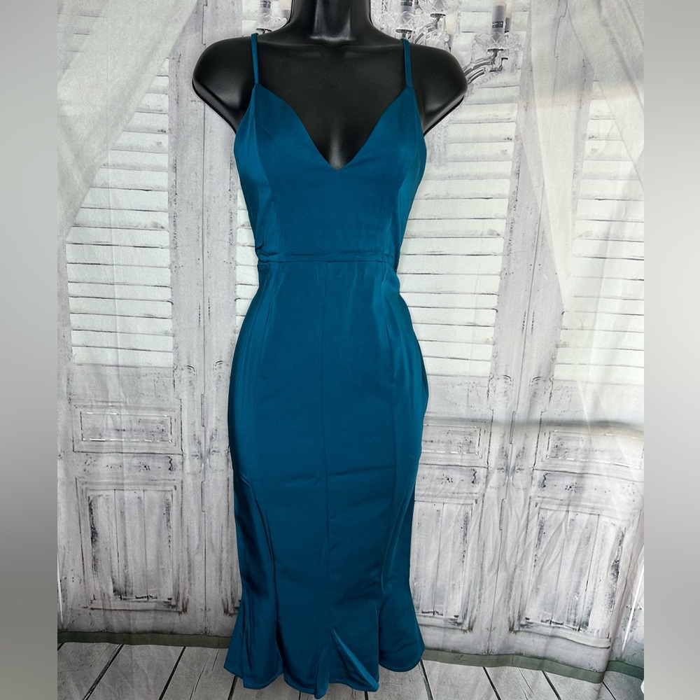 We got this dress in teal. - Picture 1 of 7